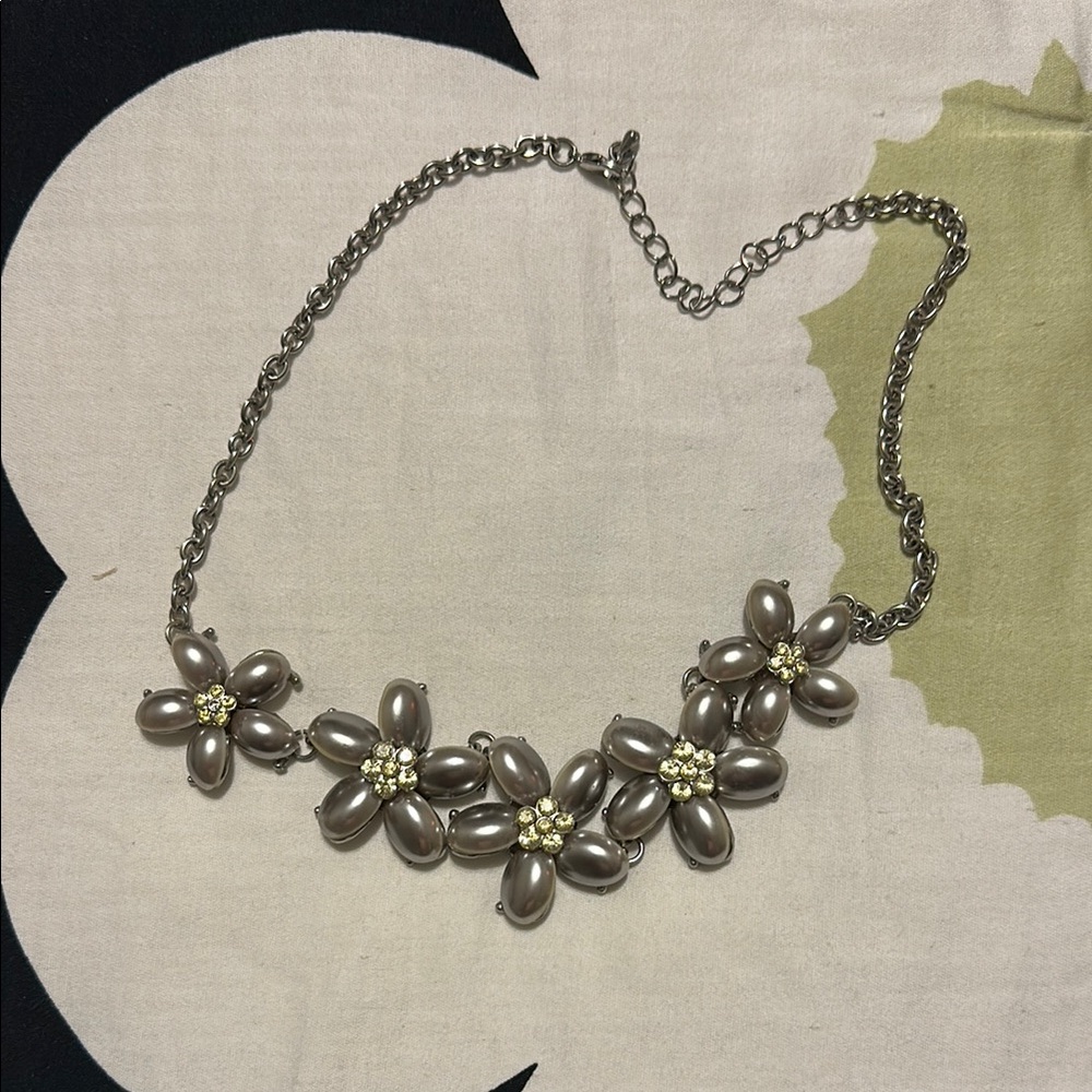 NWOT Elegant Floral Pearl Necklace